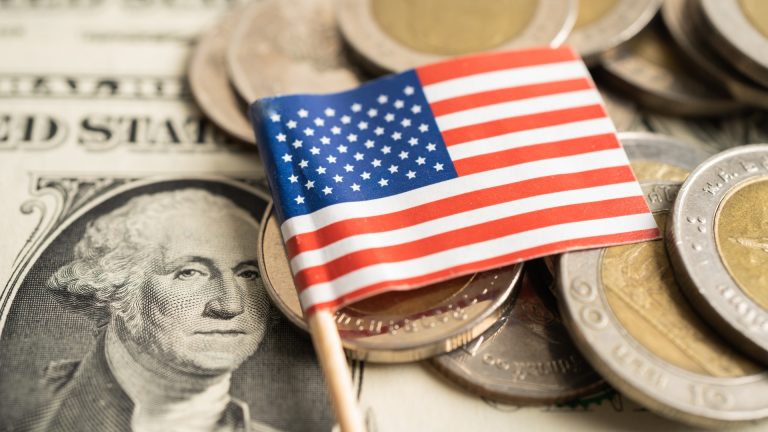 Bandera de Estados Unidos con centavos atrás y un dólar